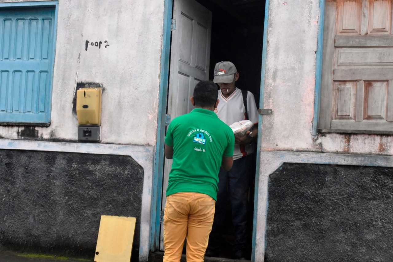 Camacã: Prefeitura distribui pão, leite e máscaras para famílias em São João do Panelinha